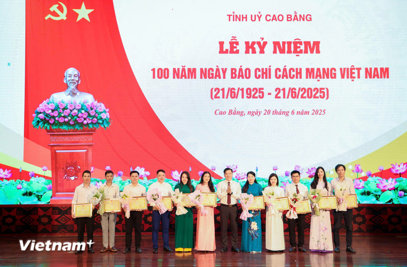 Các nhà báo nhận Bằng khen của Chủ tịch Ủy ban Nhân dân tỉnh Cao Bằng. (Ảnh: HV/Vietnam+)
