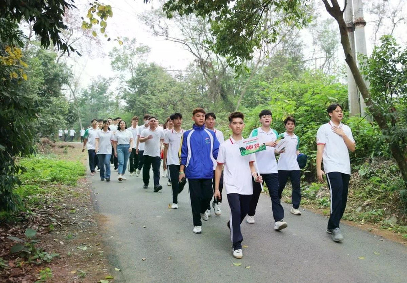 Hơn 1.000 thanh niên đã đi bộ trên quãng đường dài 3 km trong khuôn viên Đại học Lâm nghiệp. (Ảnh: Trung Nguyên)