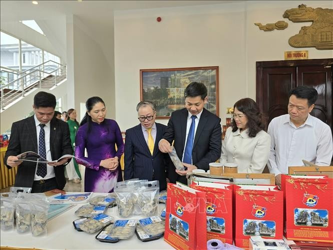 Ông Nguyễn Văn Công, Phó Chủ tịch Ủy ban Nhân dân tỉnh Quảng Ninh (thứ 3 từ phải sang) tham quan các gian trưng bày sản phẩm. (Ảnh: Thanh Vân/TTXVN)