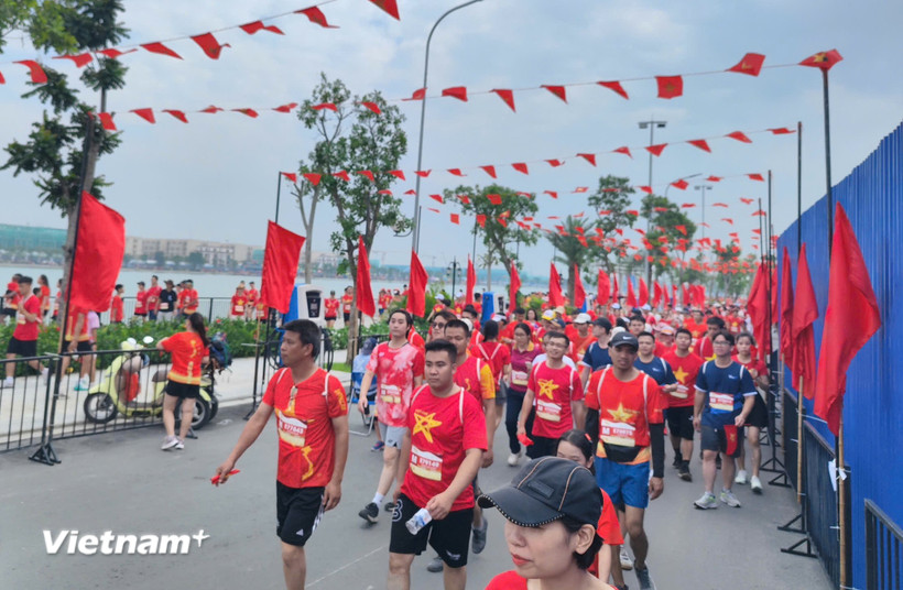 Giải chạy thiết lập kỷ lục quốc gia về số lượng người mặc áo cờ đỏ sao vàng nhiều nhất từ trước tới nay.