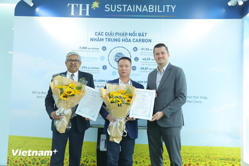 Ông Wouter Melis van Ravenhorst, Giám đốc điều hành Control Union Việt Nam (bên phải) trao chứng nhận trung hòa carbon cho đại diện 2 công ty sản xuất chủ lực của Tập đoàn TH. (Ảnh: Minh Sơn/Vietnam+) 