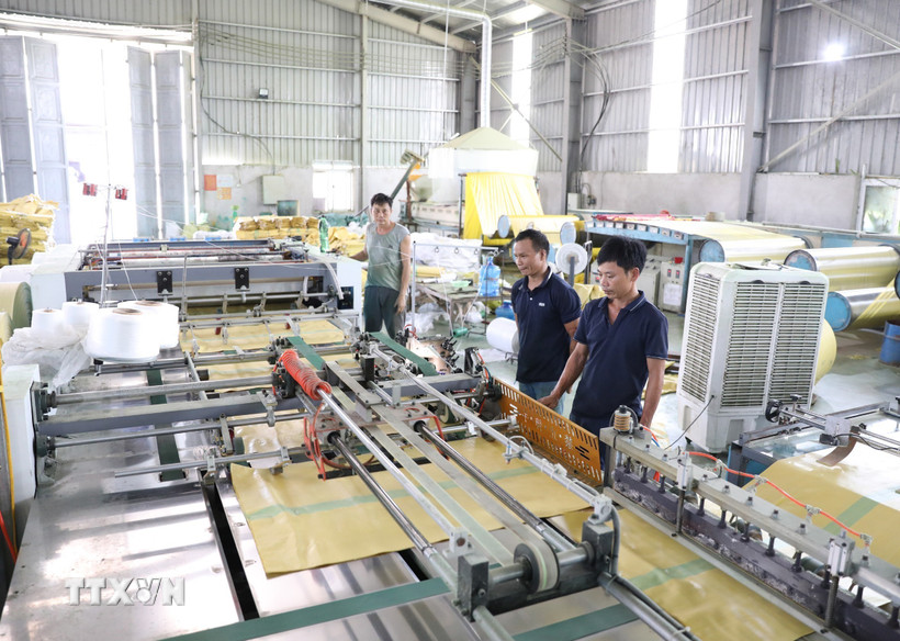 Thu gom, tái chế sản phẩm bao bì theo quy định. (Ảnh: Đức Phương/TTXVN)