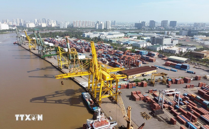 Hoạt động bốc xếp container tại Cảng Tân Thuận-Công ty Cổ phần Cảng Sài Gòn. (Ảnh: Quốc Khánh/TTXVN)