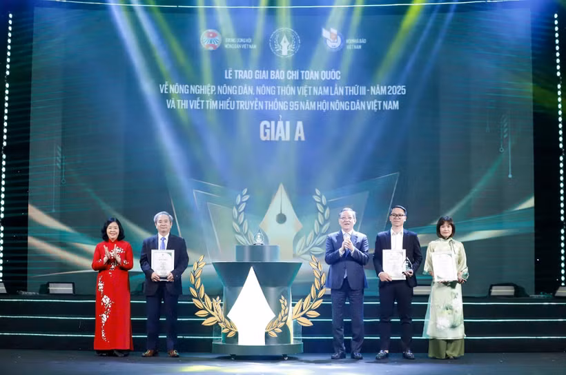 Đồng chí Bùi Thị Minh Hoài, Ủy viên Bộ Chính trị, Bí thư Trung ương Đảng, Chủ tịch Ủy ban Trung ương Mặt trận Tổ quốc Việt Nam và đồng chí Lương Quốc Đoàn, Ủy viên Trung ương Đảng, Chủ tịch Trung ương Hội Nông dân Việt Nam trao giải A cho các tác giả tại Giải báo chí toàn quốc về nông nghiệp, nông dân, nông thôn Việt Nam lần thứ III - năm 2025 tại Lễ trao giải được tổ chức ngày 5/12/2025. (Ảnh: Lê Hiếu)