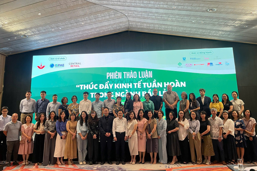 Các đại biểu chụp ảnh tại Phiên thảo luận “Thúc đẩy kinh tế tuần hoàn trong ngành bán lẻ.”