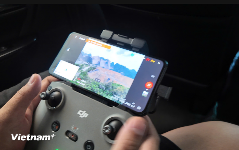 Quan trắc môi trường bằng thiết bị cảm biến, ứng dụng thiết bị bay không người lái. (Ảnh: Hoài Nam/Vietnam+)