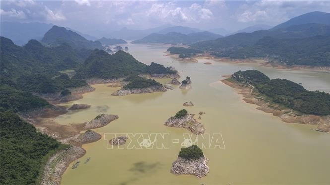 Hình ảnh lòng hồ Hòa Bình khi mực nước xuống thấp kỷ lục. (Ảnh: TTXVN)