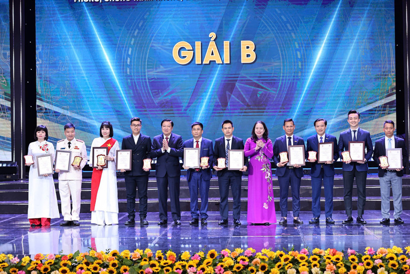 Đại diện nhóm tác giả Võ Mạnh Hùng, Nguyễn Hoài Nam, Đoàn Minh Anh (Báo Điện tử VietnamPlus) nhận giải B giải Báo chí toàn quốc phòng, chống tham nhũng, lãng phí, tiêu cực lần thứ V, năm 2024-2025.