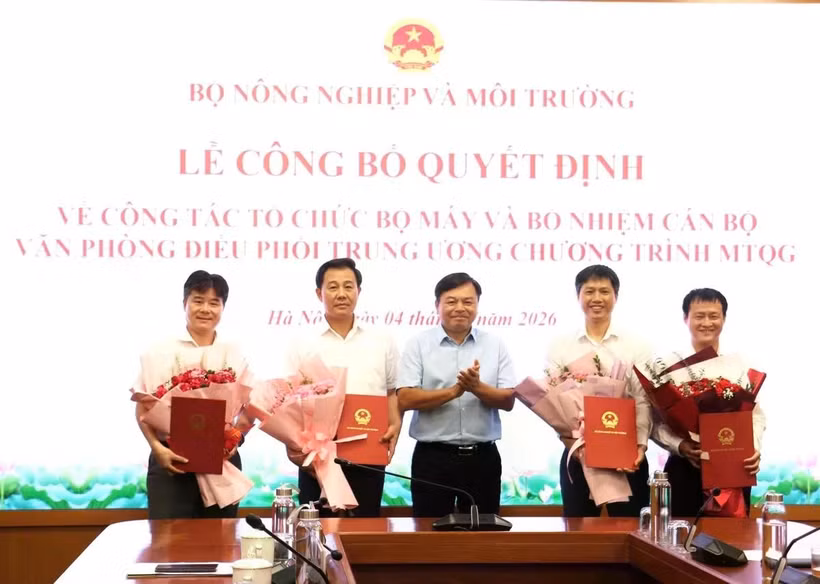 Thứ trưởng Nguyễn Hoàng Hiệp trao các quyết định bổ nhiệm lãnh đạo Văn phòng Điều phối Trung ương Chương trình mục tiêu quốc gia. (Ảnh: Trường Giang)