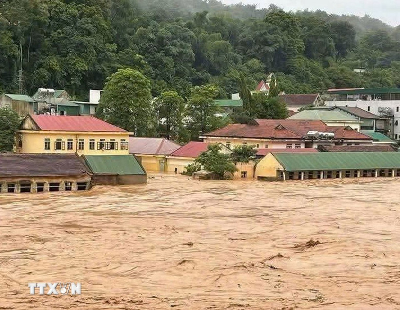 Nhiều cơ quan, nhà dân ở xã Mường Xén, Nghệ An bị ngập nặng. (Ảnh: TTXVN phát)