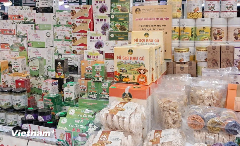 Các sản phẩm trưng bày tại Phiên chợ nông sản, đặc sản vùng miền năm 2025 chủ yếu là nông, lâm, thủy sản được sản xuất theo hướng hữu cơ, nông nghiệp sinh thái. (Ảnh: Vũ Võ/Vietnam+)