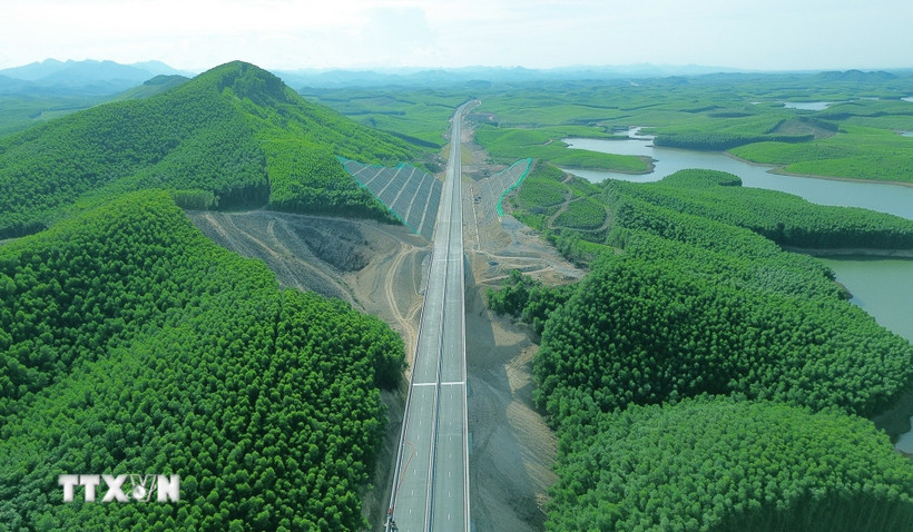 Cao tốc Vạn Ninh-Cam Lộ xuyên qua cánh rừng. (Ảnh: Quốc Khánh/TTXVN)