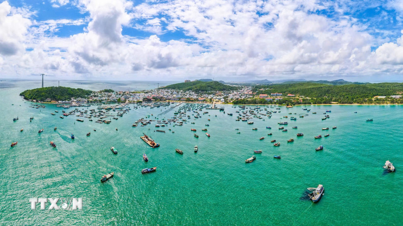 Quyết liệt gỡ thẻ vàng IUU: “Nhiệm vụ chính trị trọng tâm, không thể kéo dài thêm” Khu vực neo đậu tàu cá tỉnh An Giang. (Ảnh: Văn Sĩ/TTXVN)