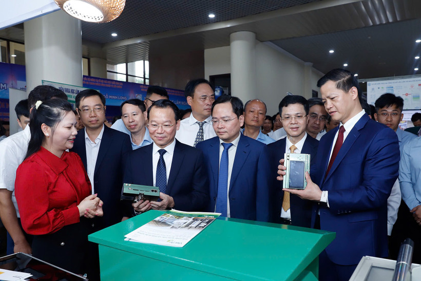 Bộ trưởng Bộ Nông nghiệp và Môi trường Đỗ Đức Duy, Bí thư Tỉnh ủy Bắc Ninh Nguyễn Anh Tuấn, Chủ tịch Ủy ban Nhân dân tỉnh Bắc Ninh Vương Quốc Tuấn tìm hiểu các thiết bị quan trắc tự động.