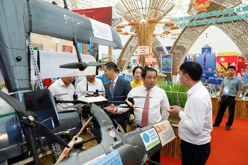 Quyền Bộ trưởng Trần Đức Thắng thăm gian trưng bày 80 năm thành tựu của ngành Nông nghiệp và Môi trường. (Ảnh: Khương Trung)