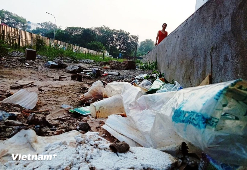 Tình trạng đổ rác bừa bãi, rác chưa phân loại vẫn còn phổ biến. (Ảnh: HV/Vietnam+)