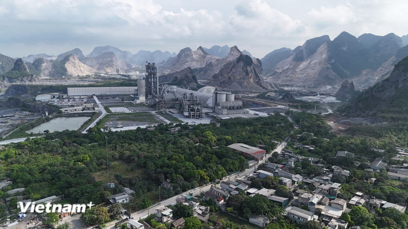 Hoạt động khai thác khoáng sản, sản xuất ximăng tại tỉnh Hà Nam, nay là tỉnh Ninh Bình. (Ảnh: Hoài Nam/Vietnam+)