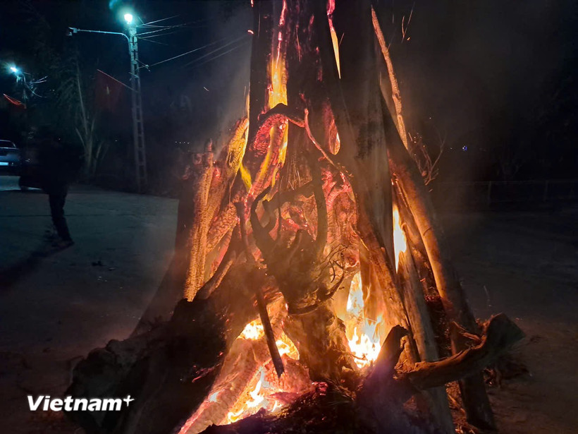 Đêm giao thừa - thời khắc chuyển giao năm cũ đón năm mới Bính Ngọ 2026, không khí đón Tết ở vùng quê xứ Nghệ đâu đâu cũng rộn ràng, bừng sáng. (Ảnh: Hùng Võ/Vietnam+)