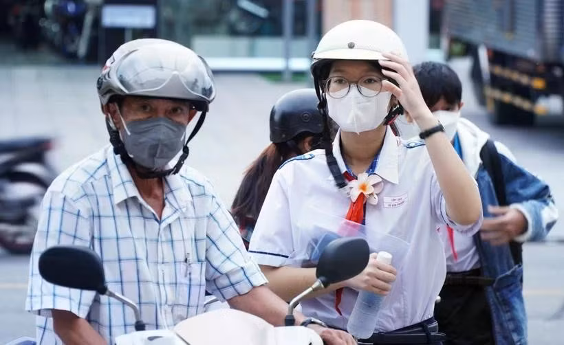 Các thí sinh và gia đình cần chuẩn bị phương án di chuyển phù hợp. Ảnh: (Ánh Tuyết/TTXVN)