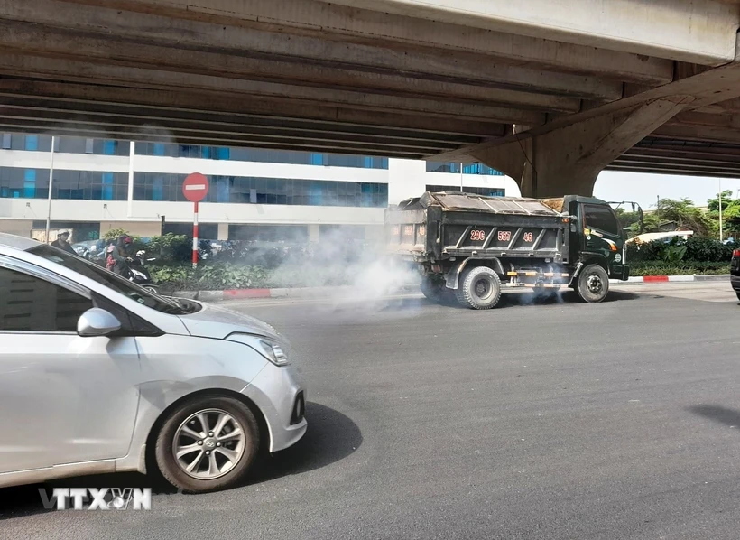 Khói thải từ phương tiện giao thông. (Ảnh: TTXVN)
