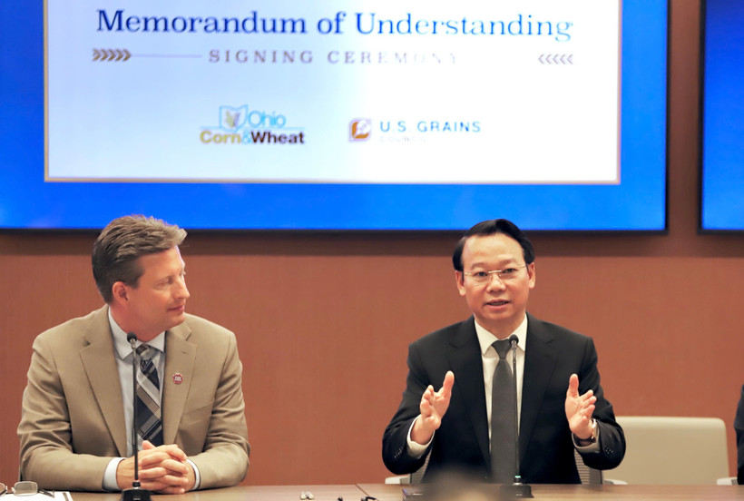 Bộ trưởng Đỗ Đức Duy trao đổi với các doanh nghiệp nông nghiệp bang Ohio về định hướng, quy chuẩn nhập khẩu nông sản từ Hoa Kỳ vào Việt Nam. (Ảnh: Đoàn đàm phán)