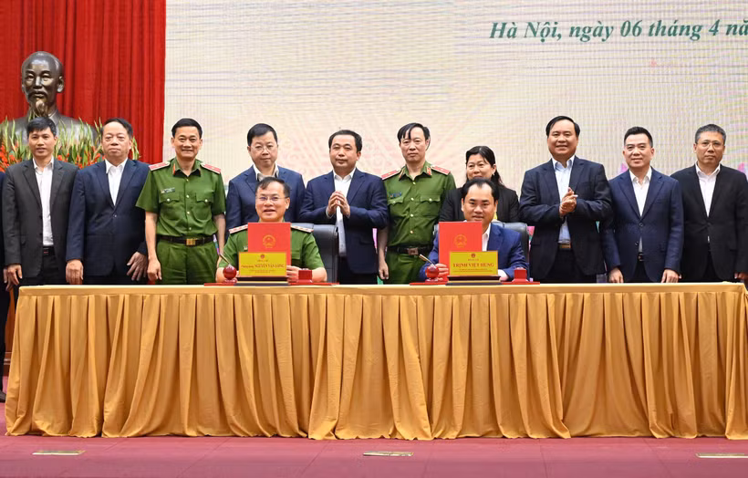 Lễ ký kết Biên bản ghi nhớ và kích hoạt kết nối, đồng bộ cơ sở dữ liệu ngành với Cơ sở dữ liệu tổng hợp quốc gia. (Ảnh: Kiều Chi)