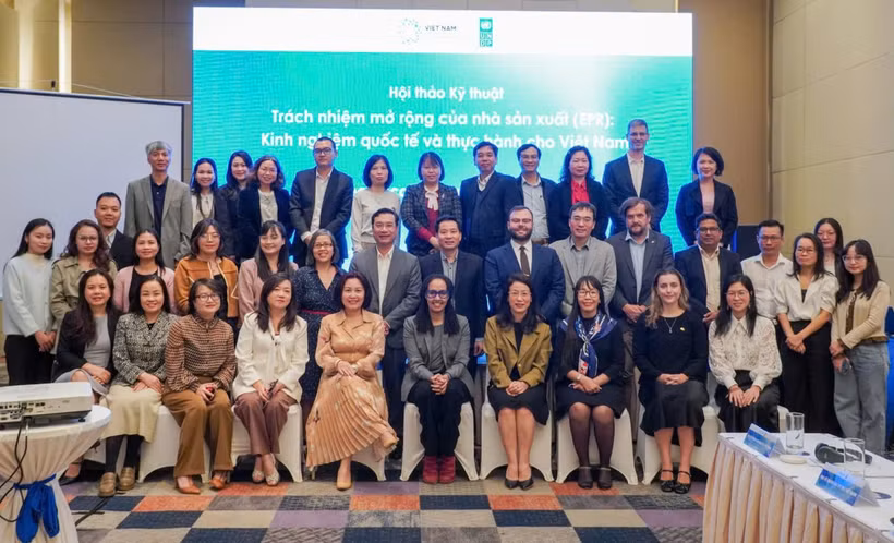 Các đại biểu chụp ảnh tại Hội thảo tham vấn kỹ thuật về trách nhiệm mở rộng của nhà sản xuất (EPR), ngày 6/3.