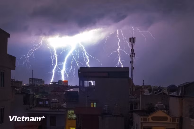 Đề phòng các hiện tượng thời tiết nguy hiểm. (Nguồn: Vietnam+)