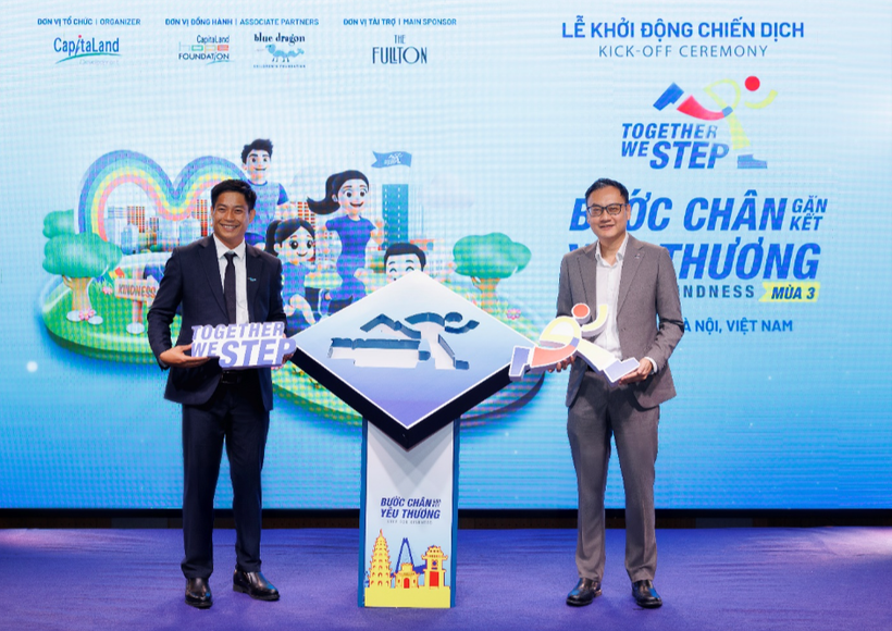Ông Alwin Low, Tổng Giám đốc khu vực phía Bắc của CapitaLand Development (Việt Nam) và ông Đỗ Duy Vị, đồng Giám đốc điều hành của Tổ chức Trẻ em Rồng Xanh chính thức khởi động chiến dịch mùa 3. (Ảnh: PV/Vietnam+)