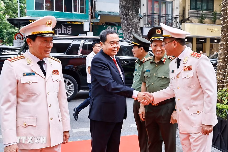 Lãnh đạo Bộ Công an đón Chủ tịch Quốc hội Trần Thanh Mẫn dự Lễ Kỷ niệm. (Ảnh: Doãn Tấn/TTXVN) ​