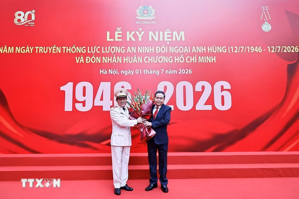 Bộ trưởng Bộ Công an Lương Tam Quang đón Chủ tịch Quốc hội Trần Thanh Mẫn dự Lễ Kỷ niệm. (Ảnh: Doãn Tấn/TTXVN)