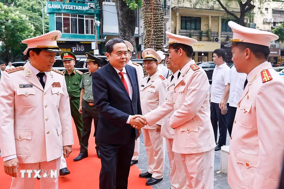 Lãnh đạo Bộ Công an đón Chủ tịch Quốc hội Trần Thanh Mẫn dự Lễ Kỷ niệm. (Ảnh: Doãn Tấn/TTXVN)