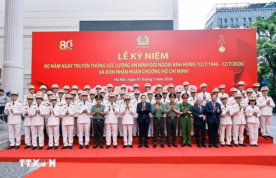 Chủ tịch Quốc hội Trần Thanh Mẫn chụp ảnh lưu niệm với lãnh đạo Bộ Công an và đại biểu. (Ảnh: Doãn Tấn/TTXVN)