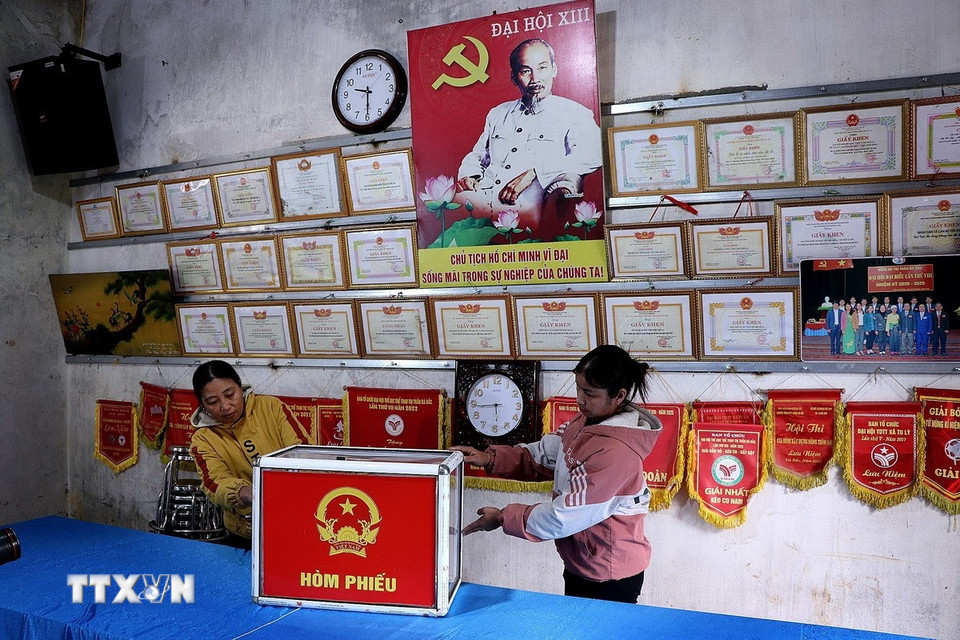 Cử tri điểm bầu cử Tú Lý, xã Đà Bắc kiểm tra hòm phiếu. (Ảnh: Thanh Hải/TTXVN)