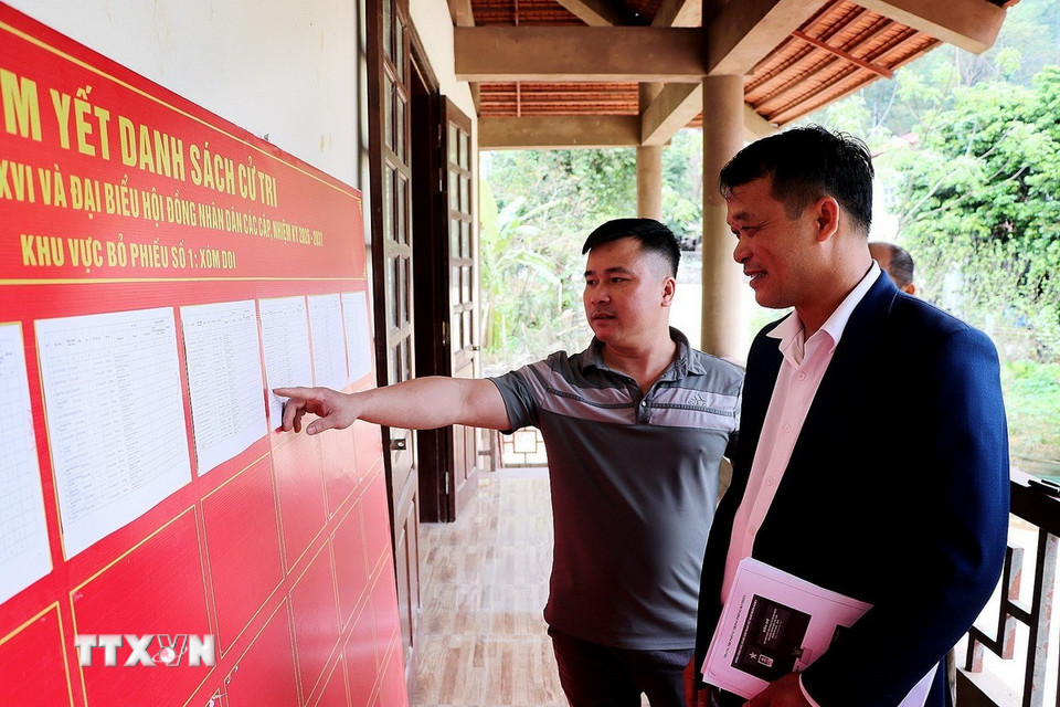 Cán bộ xã Đà Bắc kiểm tra công tác chuẩn bị điểm bầu cử tại xóm Ké. (Ảnh: Thanh Hải/TTXVN)