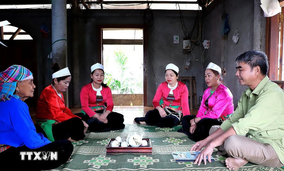 Đoàn cán bộ xã Thượng Cốc, tỉnh Phú Thọ đến từng nhà dân để tuyên truyền về bầu cử. (Ảnh: Thanh Hải/TTXVN)