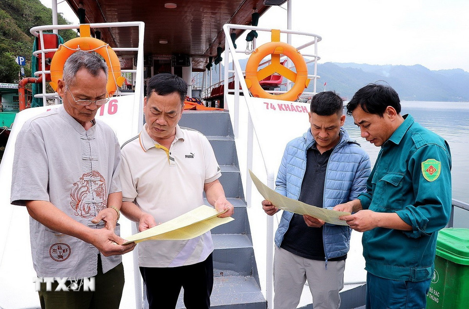 Cán bộ phường Tân Hòa tích cực đến các tàu, thuyền trên lòng hồ sông Đà để tuyên truyền về bầu cử. (Ảnh: Thanh Hải/TTXVN)