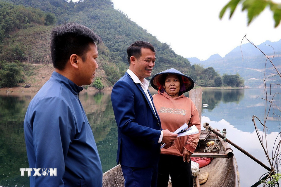 Cán bộ xã Đà Bắc đi tuyên truyền, vận động người dân đi bầu cử tại lòng hồ sông Đà, khu vực Hiền Lương. (Ảnh: Thanh Hải/TTXVN)