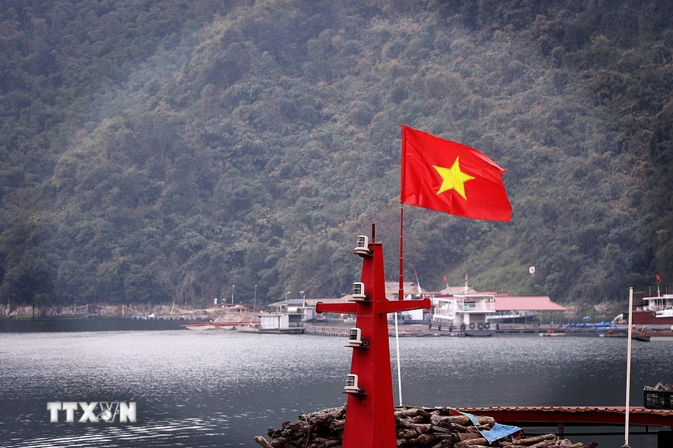 Điểm bầu cử khu vực lòng hồ Hòa Bình đã sẵn sàng cho ngày bầu cử. (Ảnh: Thanh Hải/TTXVN)