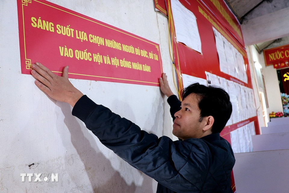 Công tác chuẩn bị cho ngày bầu cử tại điểm Tú Lý, xã Đà Bắc được tổ chức chu đáo. (Ảnh: Thanh Hải/TTXVN)