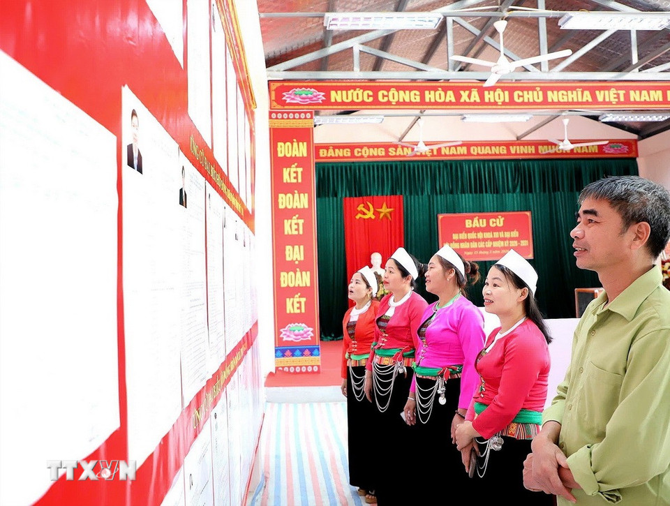 Người dân phấn khởi nghiên cứu danh sách đại biểu tại điểm bầu cử xã Thượng Cốc, tỉnh Phú Thọ. (Ảnh: Thanh Hải/TTXVN)