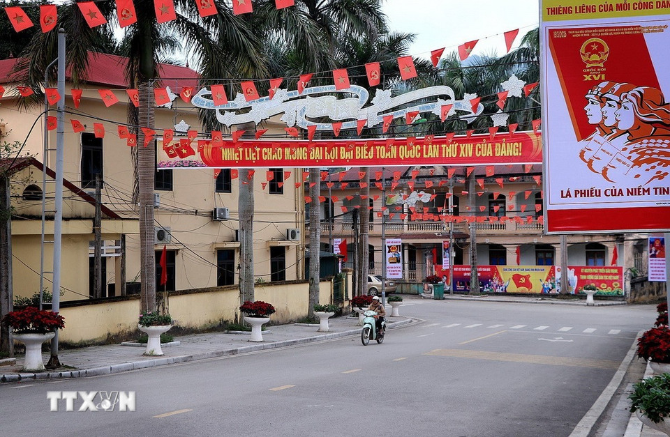 Không khí rộn ràng cho ngày bầu cử tại trung tâm xã vùng cao Đà Bắc. (Ảnh: Thanh Hải/TTXVN)