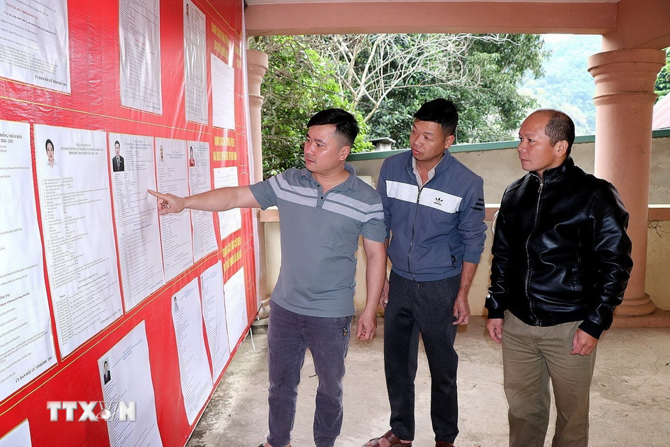 Bảng niêm yết danh sách đại biểu tại các thôn, bản được xã Đà Bắc chuẩn bị chu đáo từ tháng 1/2026. (Ảnh: Thanh Hải/TTXVN)
