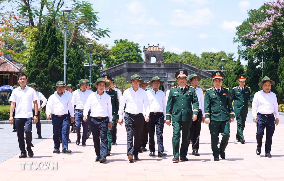 Thủ tướng Lê Minh Hưng đến dâng hương, hoa tại Di tích quốc gia đặc biệt Thành cổ Quảng Trị. (Ảnh: Dương Giang/TTXVN)