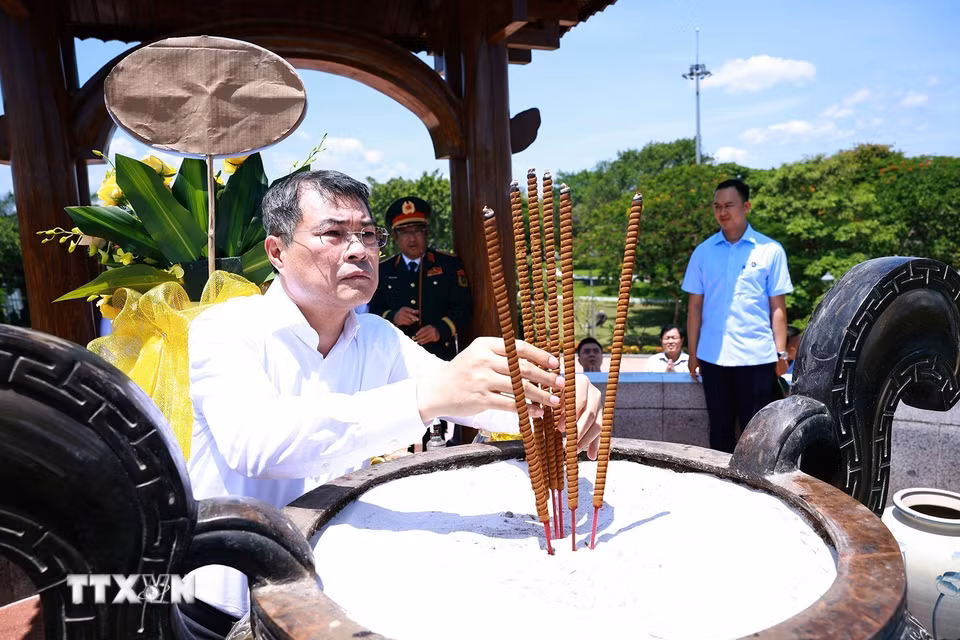 Thủ tướng Lê Minh Hưng thắp hương tưởng niệm các Anh hùng, liệt sỹ tại Di tích quốc gia đặc biệt Thành cổ Quảng Trị. (Ảnh: Dương Giang/TTXVN)