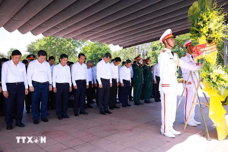 Thủ tướng Lê Minh Hưng dâng hương, hoa tưởng niệm các Anh hùng, liệt sỹ tại Di tích quốc gia đặc biệt Thành cổ Quảng Trị. (Ảnh: Dương Giang/TTXVN)