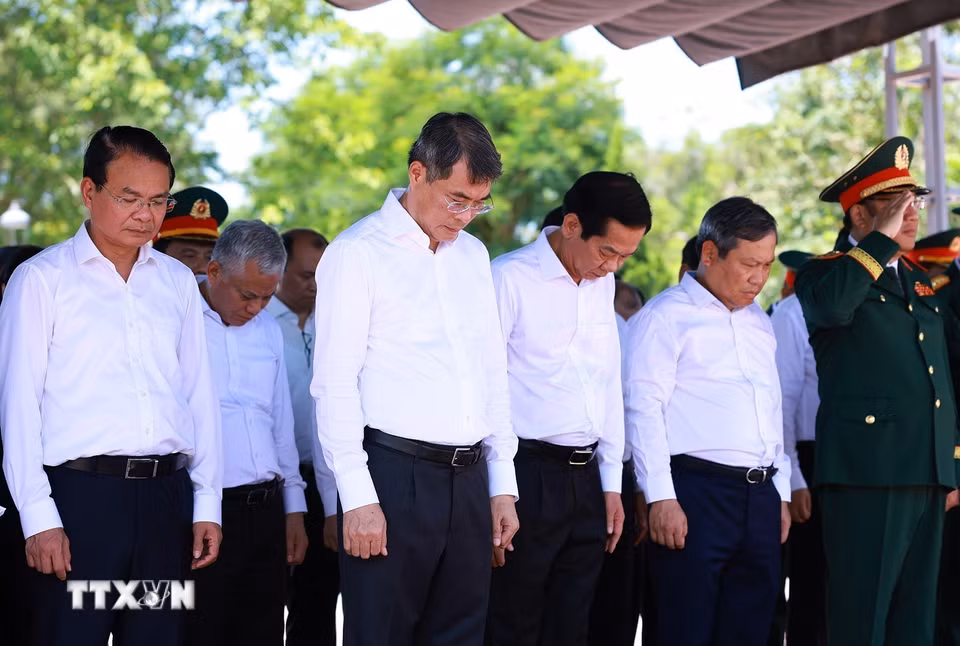 Thủ tướng Lê Minh Hưng tưởng niệm các Anh hùng, liệt sỹ tại Di tích quốc gia đặc biệt Thành cổ Quảng Trị. (Ảnh: Dương Giang/TTXVN)