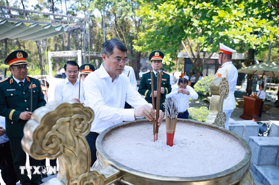 Thủ tướng Lê Minh Hưng dâng hương, hoa tại Nghĩa trang liệt sỹ Quốc gia Trường Sơn. (Ảnh: Dương Giang/TTXVN)