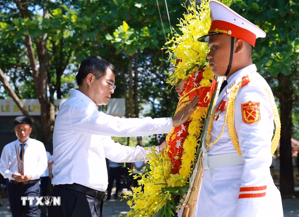 Thủ tướng Lê Minh Hưng dâng hương, hoa tại Nghĩa trang liệt sỹ Quốc gia Trường Sơn. (Ảnh: Dương Giang/TTXVN)