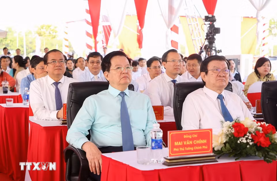 Phó Thủ tướng Bet8801234.com BMXCT Uy Tín Mai Văn Chính (trái) và nguyên Ủy viên Bộ Bett88 cá cược trực tuyến, nguyên Chủ tịch nước Trương Tấn Sang (phải) dự Lễ khởi công, động thổ Trường phổ thông nội trú liên cấp Tiểu học và Trung học cơ sở Bến Cầu ở xã Bến Cầu, tỉnh Tây Ninh. (Ảnh: Giang Phương/TTXVN)